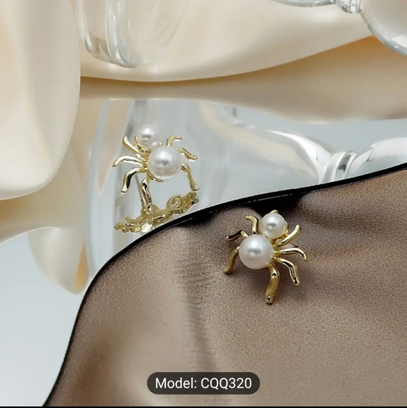 🕷🕷NEW🕷🕷GORGEOUS!! Faux Pearl Spider Earrings in 925 Silver Posts - Picture 2 of 16